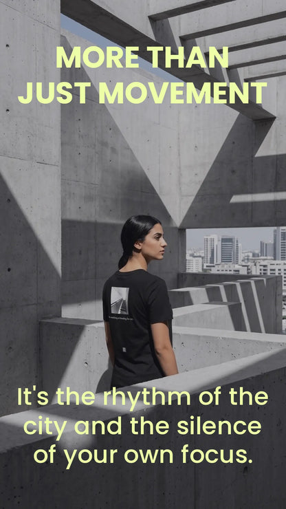 SBG#2 Black Edition Unisex T-Shirt – Lifestyle-/Kampagnenbild Nahaufnahme
