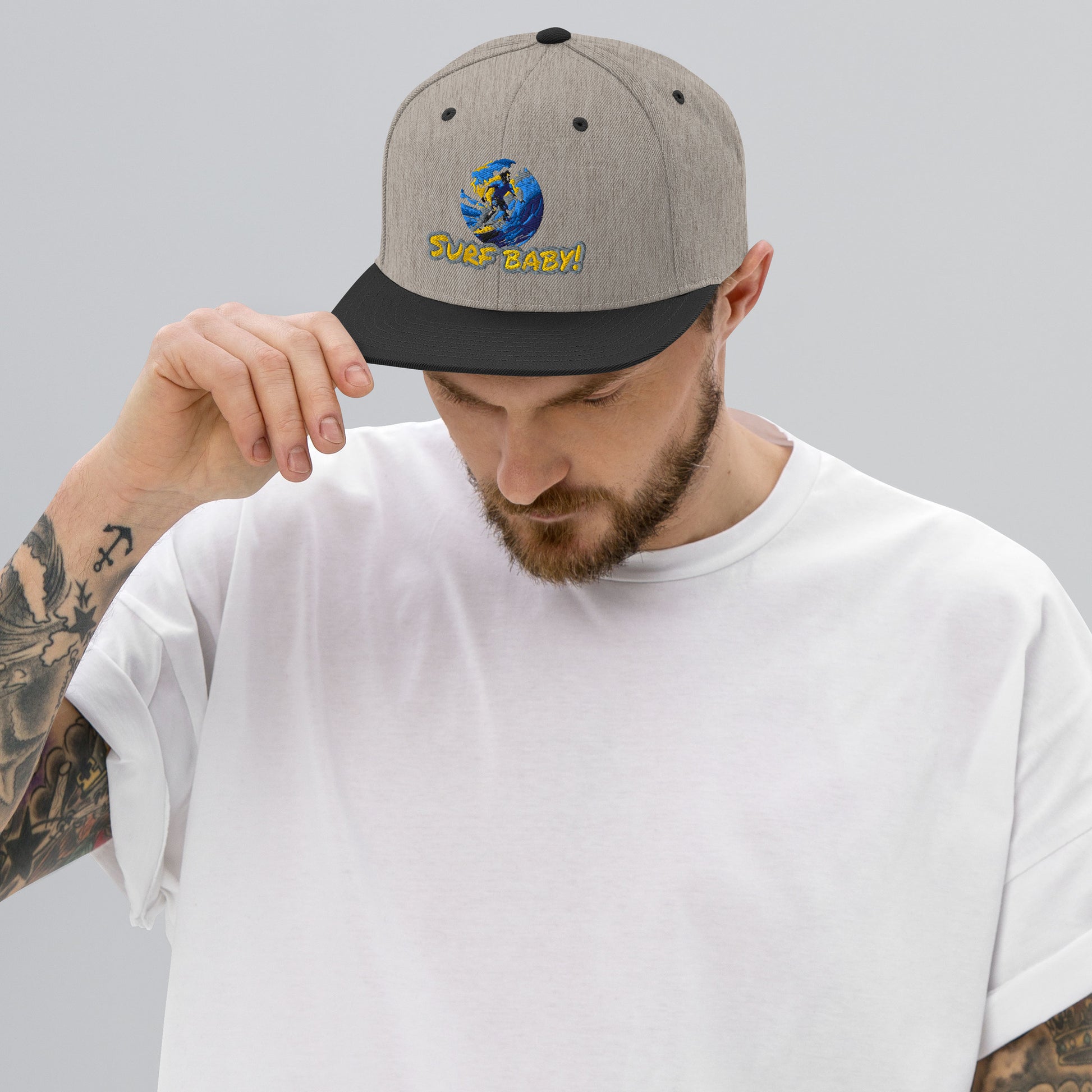 Snapback Hat "Surf Baby" in Natur/Beige mit schwarzem Schirm, Frontansicht