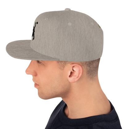 Snapback Cap, mittelgrau meliert, Profilansicht mit Seitenmotiv am Kronenrand