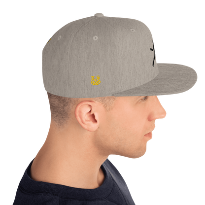 Snapback Cap, mittelgrau meliert: gelbes Icon-Logo auf der Seite