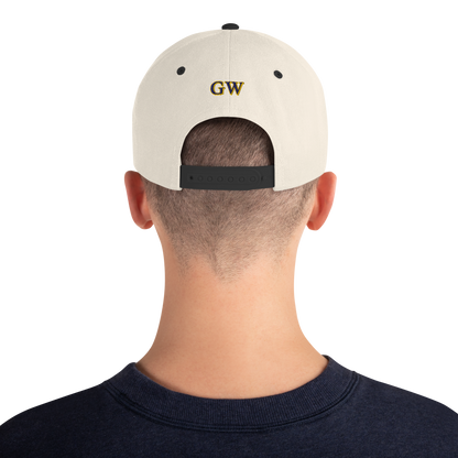 Snapback Cap, natur mit schwarzem Schirm: GW-Aufnäher auf der Rückseite