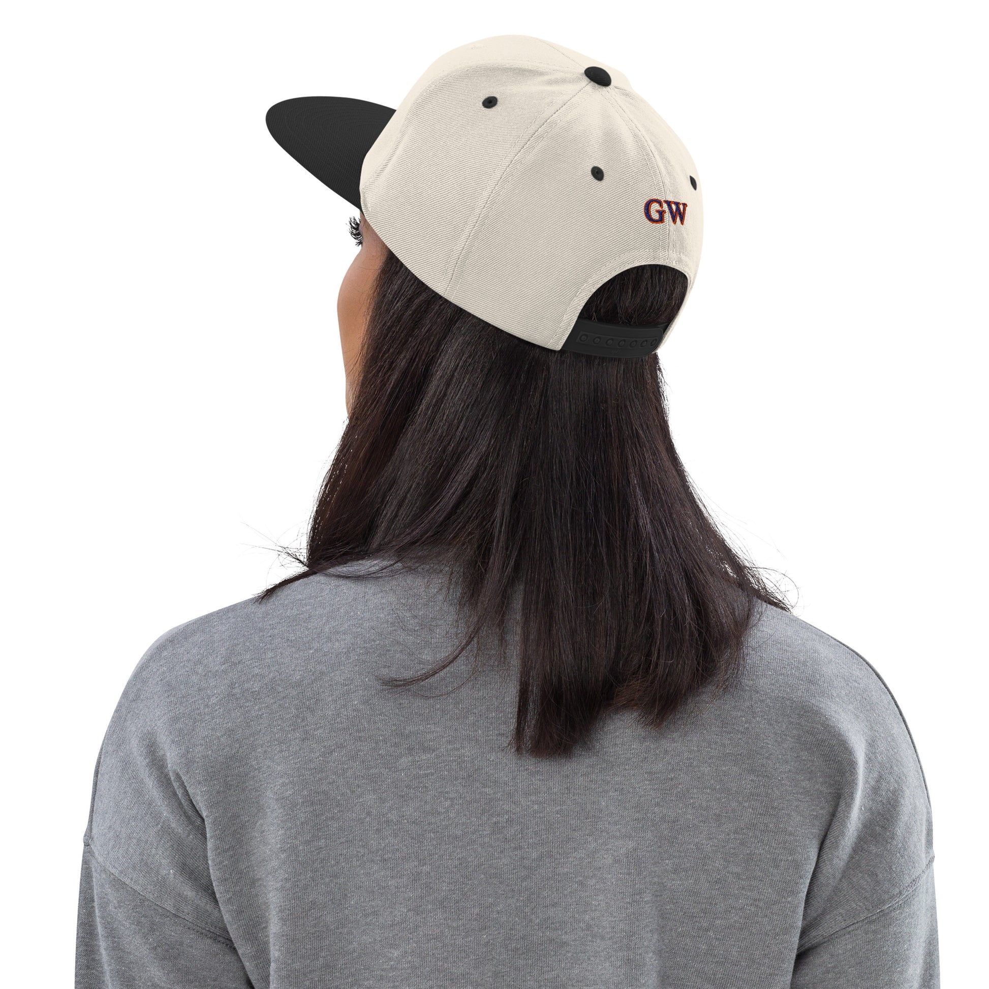 Cremefarbene Snapback-Kappe mit schwarzem Schirm, Rückansicht mit GW-Logo