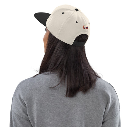 Cremefarbene Snapback-Kappe mit schwarzem Schirm, Rückansicht mit GW-Logo