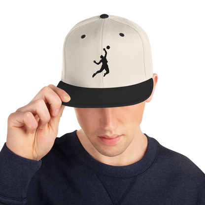 Snapback Cap, natur mit schwarzem Schirm, Frontmotiv Basketballspieler in Schwarz