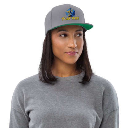 Grau melierte Snapback-Kappe "Surf Baby" mit grüner Schirmunterseite, frontal