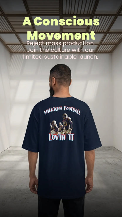 Mann trägt American Football oversized high neck t-shirt in French Navy von hinten, Kampagnenmotiv 'A Conscious Movement – Reject mass production'