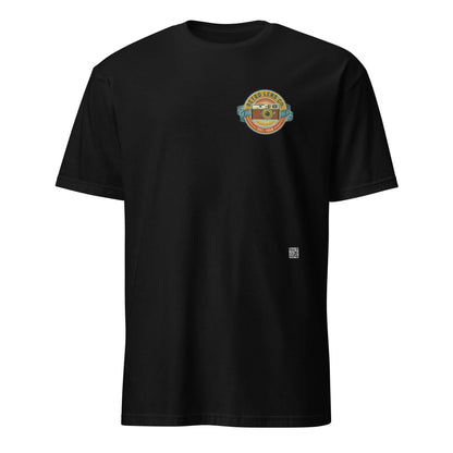 RetroLens#2 Unisex T-Shirt in Schwarz – Vorderansicht Detail