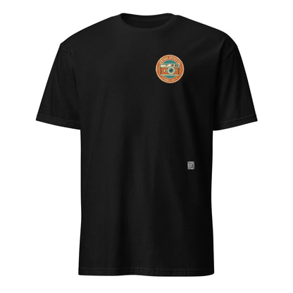 RetroLens#1 Unisex T-Shirt in Schwarz – Vorderansicht Detail