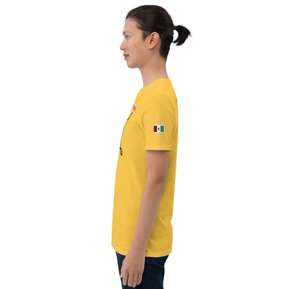 Unisex T-shirt, gelb, Ärmelpatch mit Flaggenmotiv, seitliche Ansicht