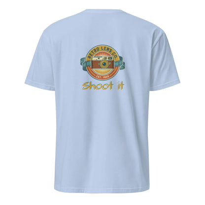 RetroLens#2 Unisex T-Shirt in Light Blue – Rückenansicht Detail