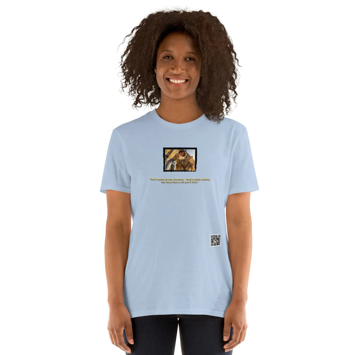 Retropet#1 Unisex T-Shirt in Light Blue – Vorderansicht Nahaufnahme