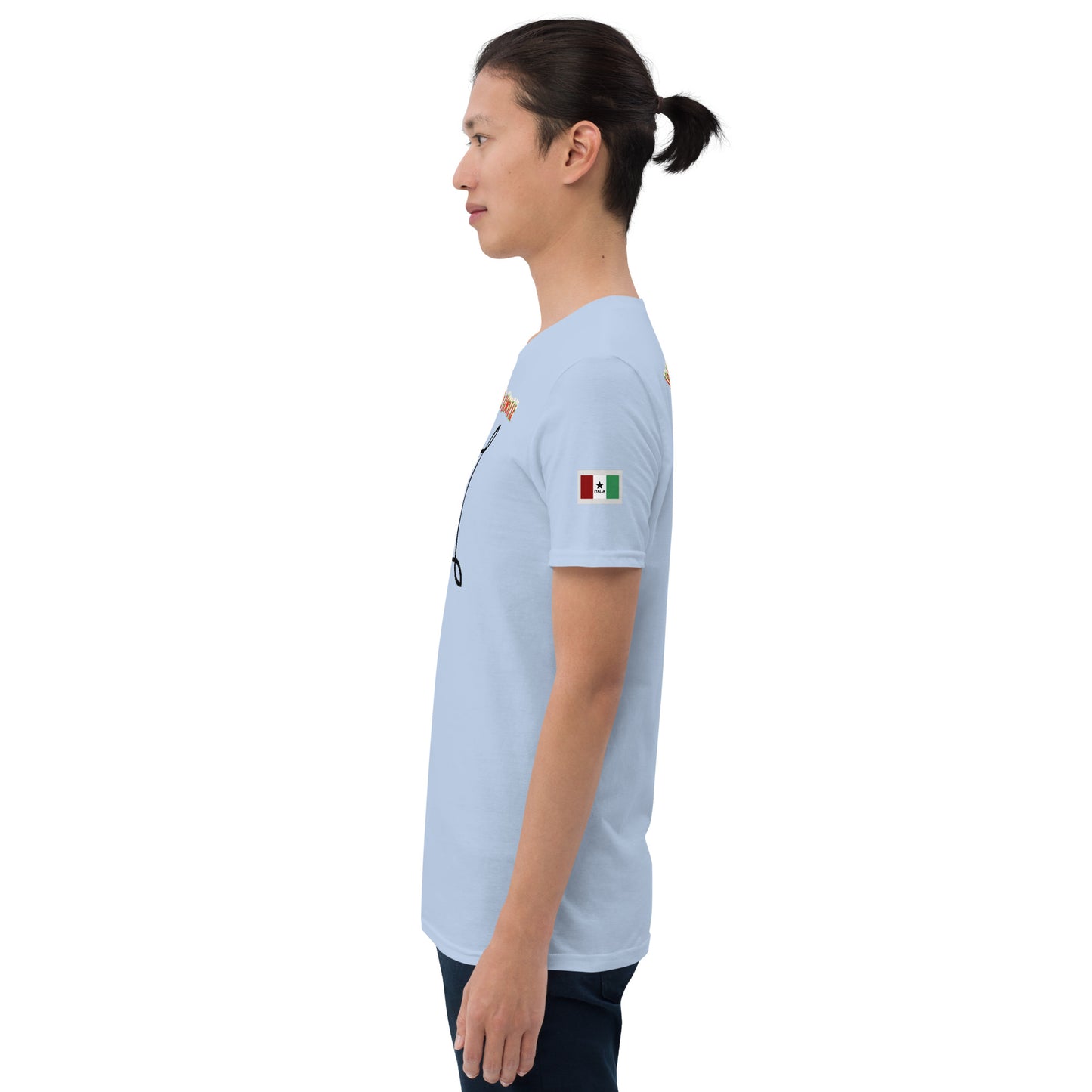 Unisex T-shirt, hellblau, seitliche Ansicht mit Flaggen-Ärmelpatch