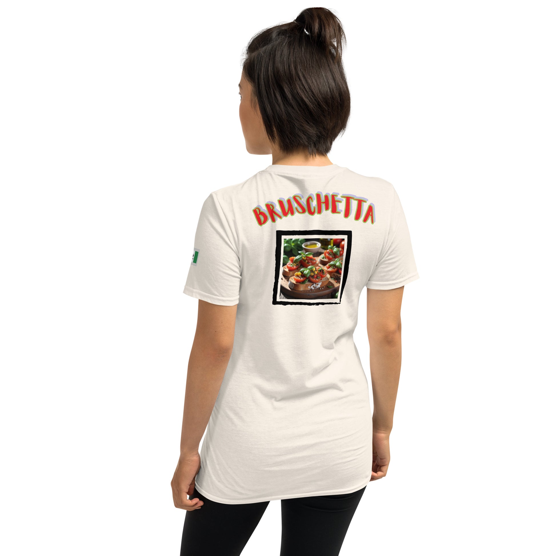 Weißes T-Shirt mit „BRUSCHETTA“-Schriftzug auf dem Rücken und Foto-Print im Quadrat