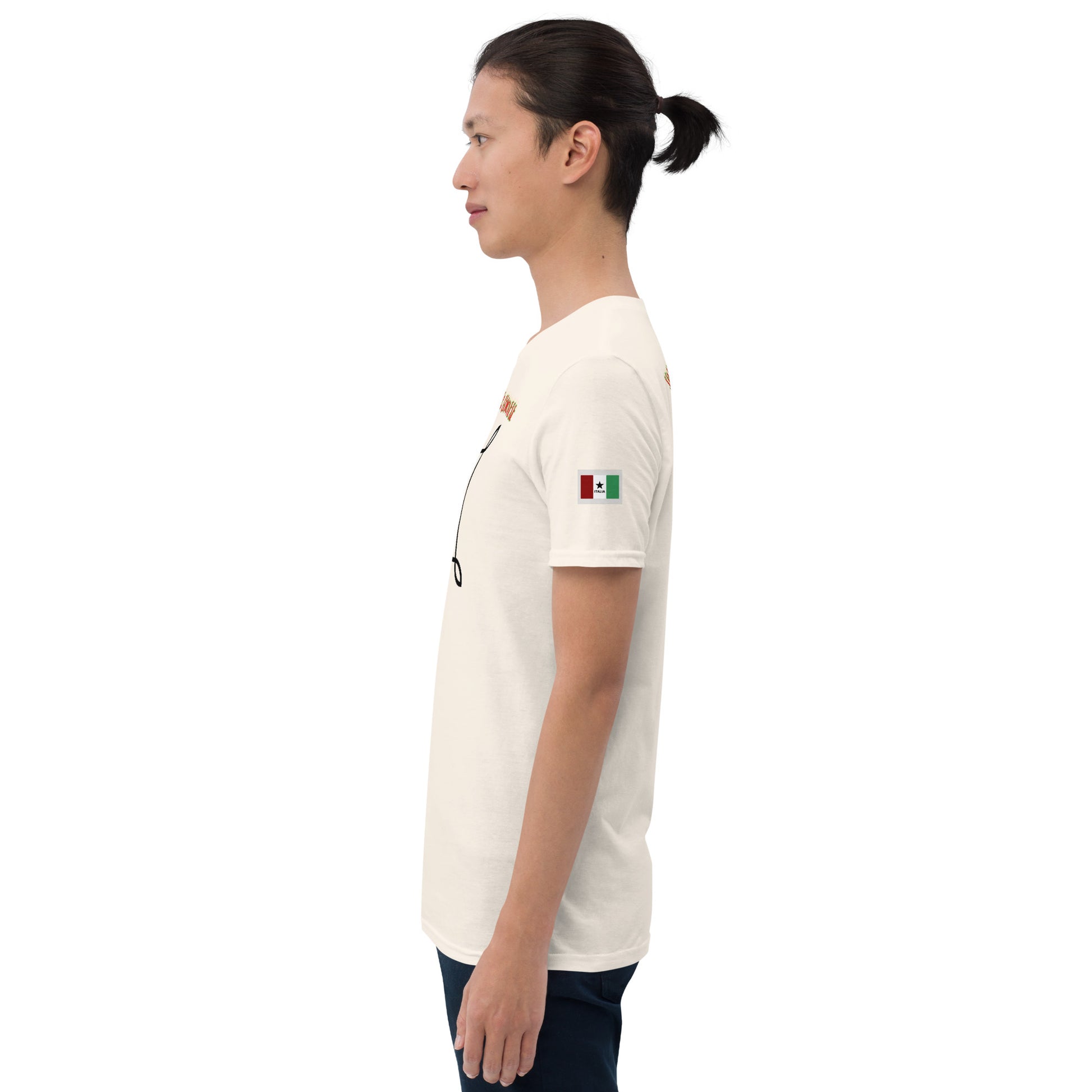 Sand unisex T-shirt in Seitenansicht mit kleinem Ärmel-Print und Rundhalsausschnitt