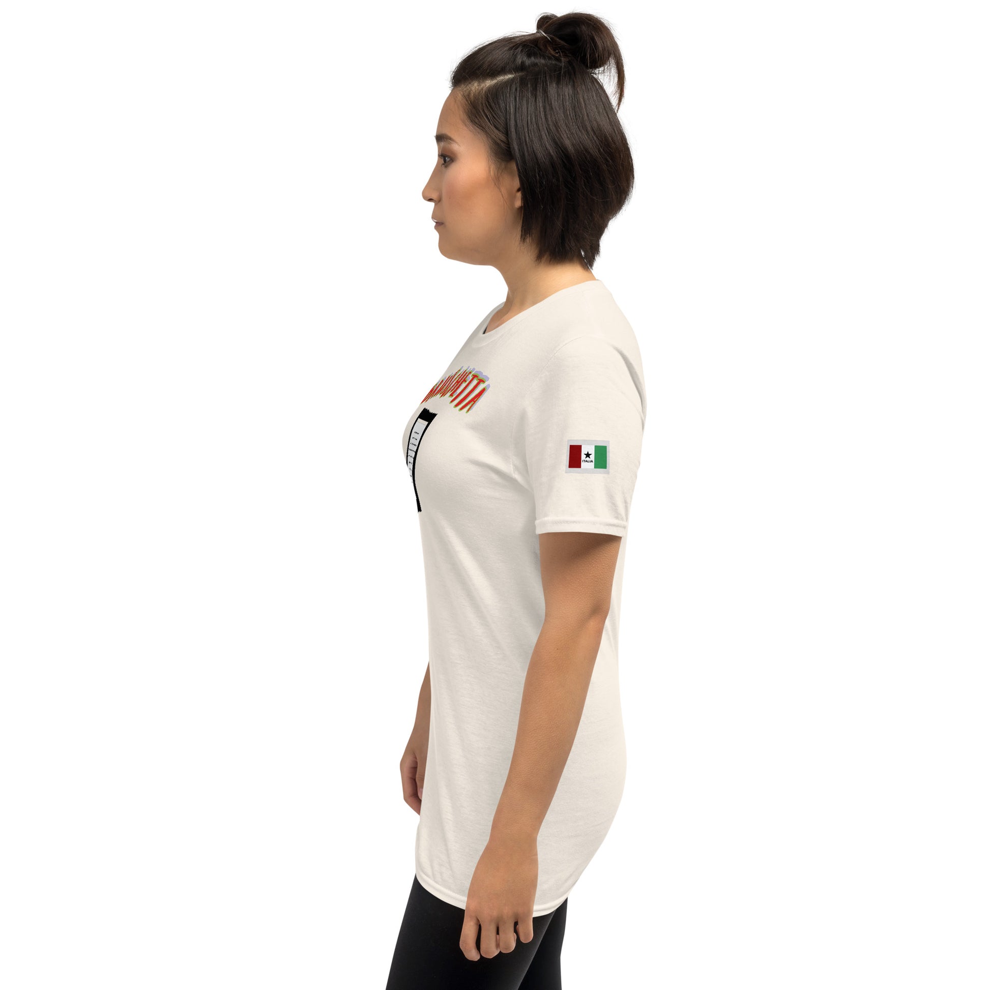 Weißes T-Shirt, Seitenansicht mit buntem Rücken-/Vorderprint am Ärmel