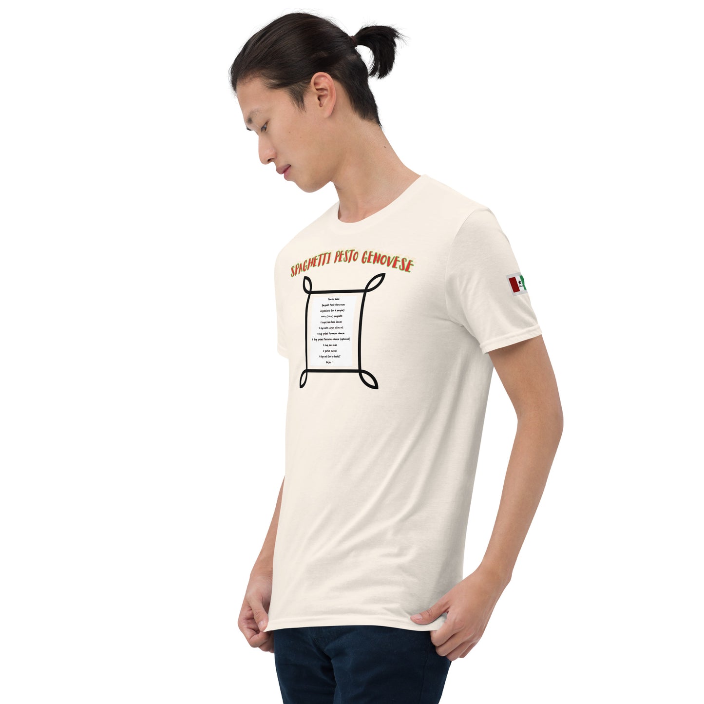 Sandfarbenes unisex T-Shirt mit Frontprint „Spaghetti Pesto Genovese“ und Ärmel-Flaggenpatch