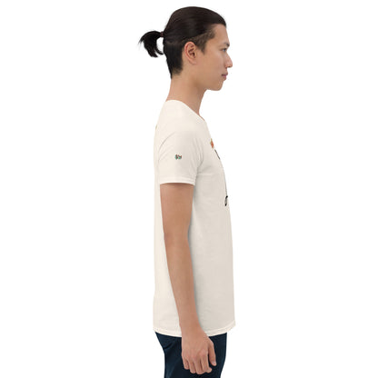 Sand unisex T-Shirt Seitenprofil mit kleinem Brustdetail und schmalem Ärmeldruck