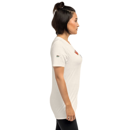 Weißes T-Shirt, Seitenansicht mit kleinem Flaggenemblem am Ärmel