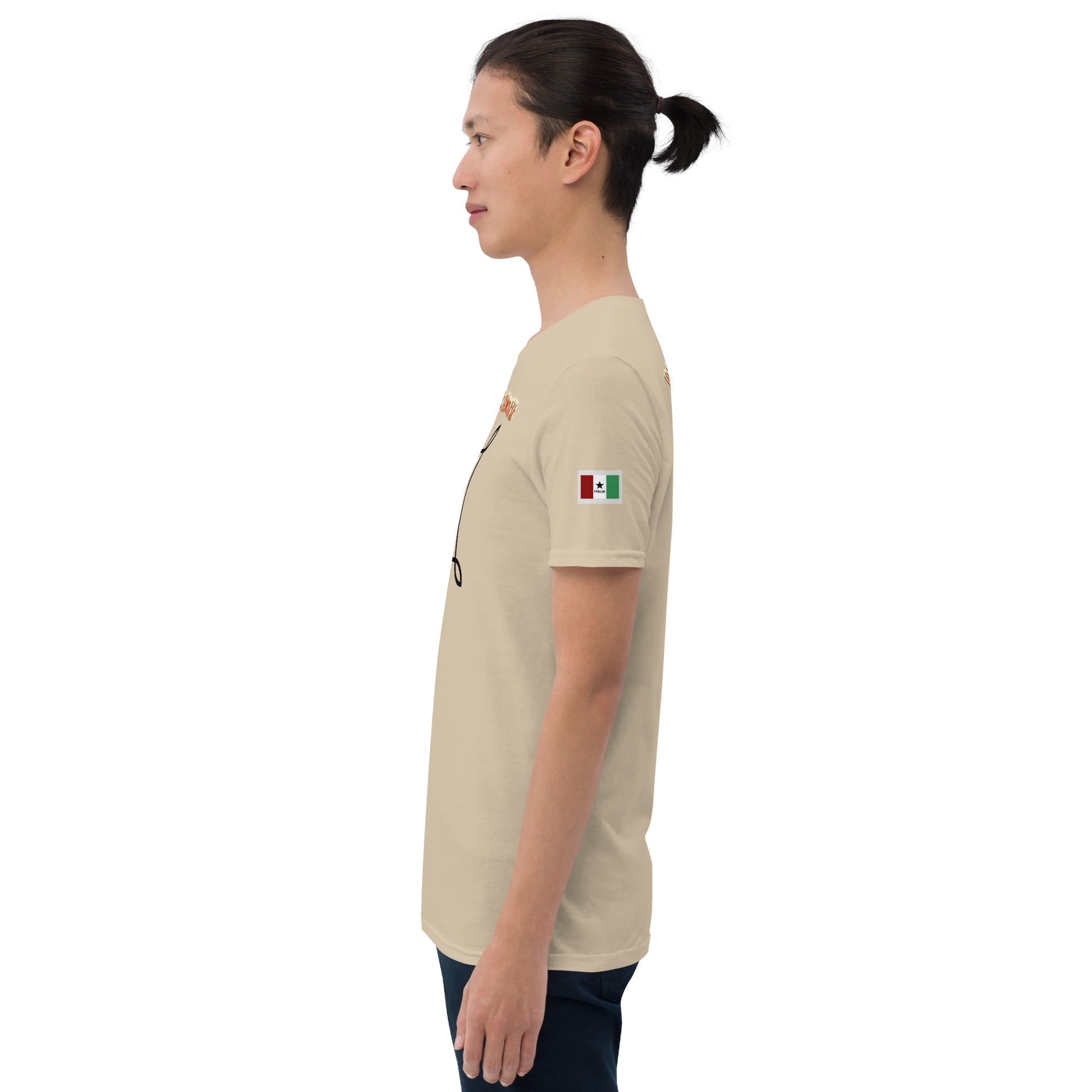 Sandfarbenes Unisex-T-Shirt seitliche Ansicht mit Ärmel-Flaggenpatch