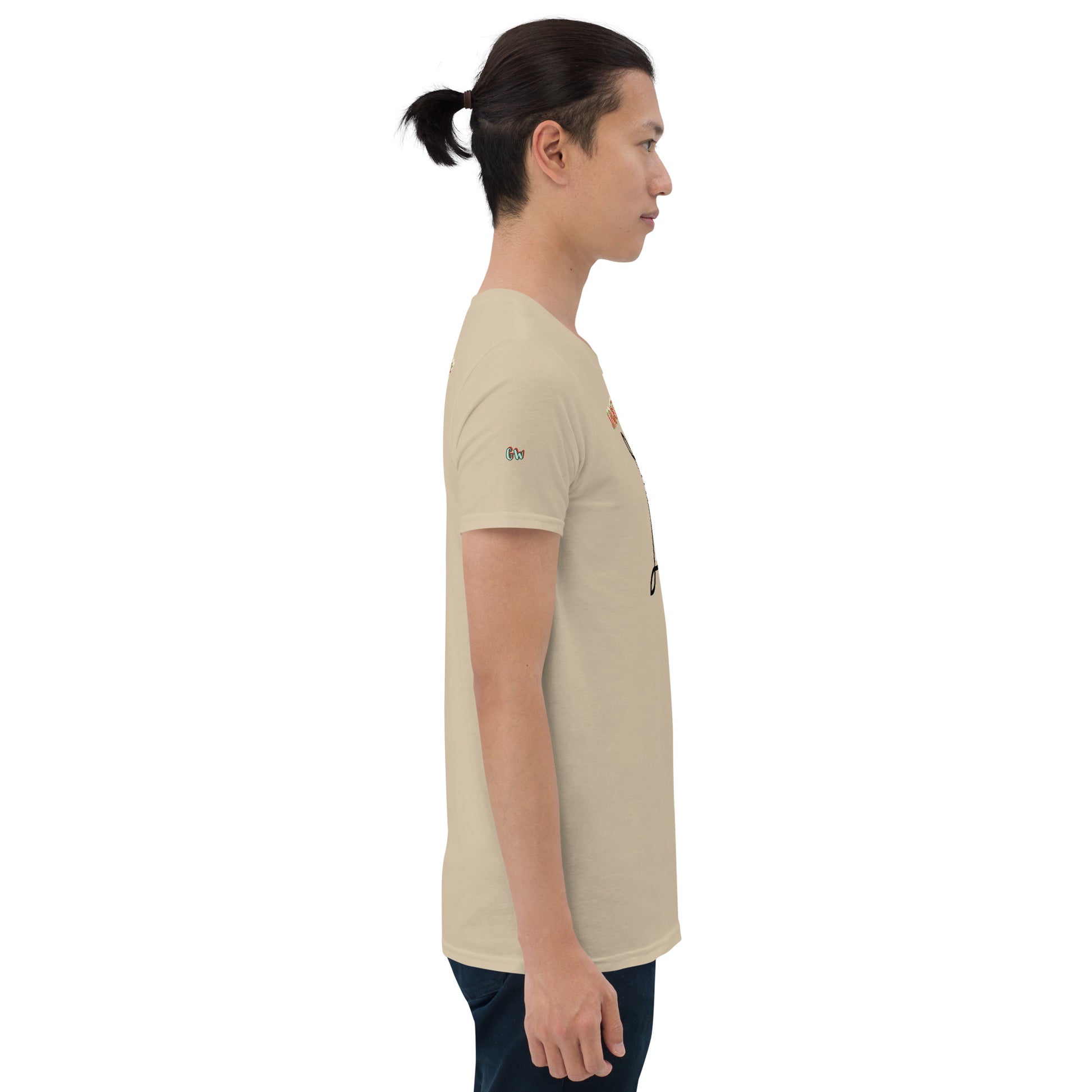 Sandfarbenes Unisex-T-Shirt Seitenansicht mit kleinem Pesto-Detail am Ärmel