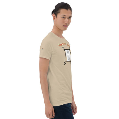 Sandfarbenes Unisex-T-Shirt Seitenansicht mit Spaghetti-Pesto-Print am Brustbereich