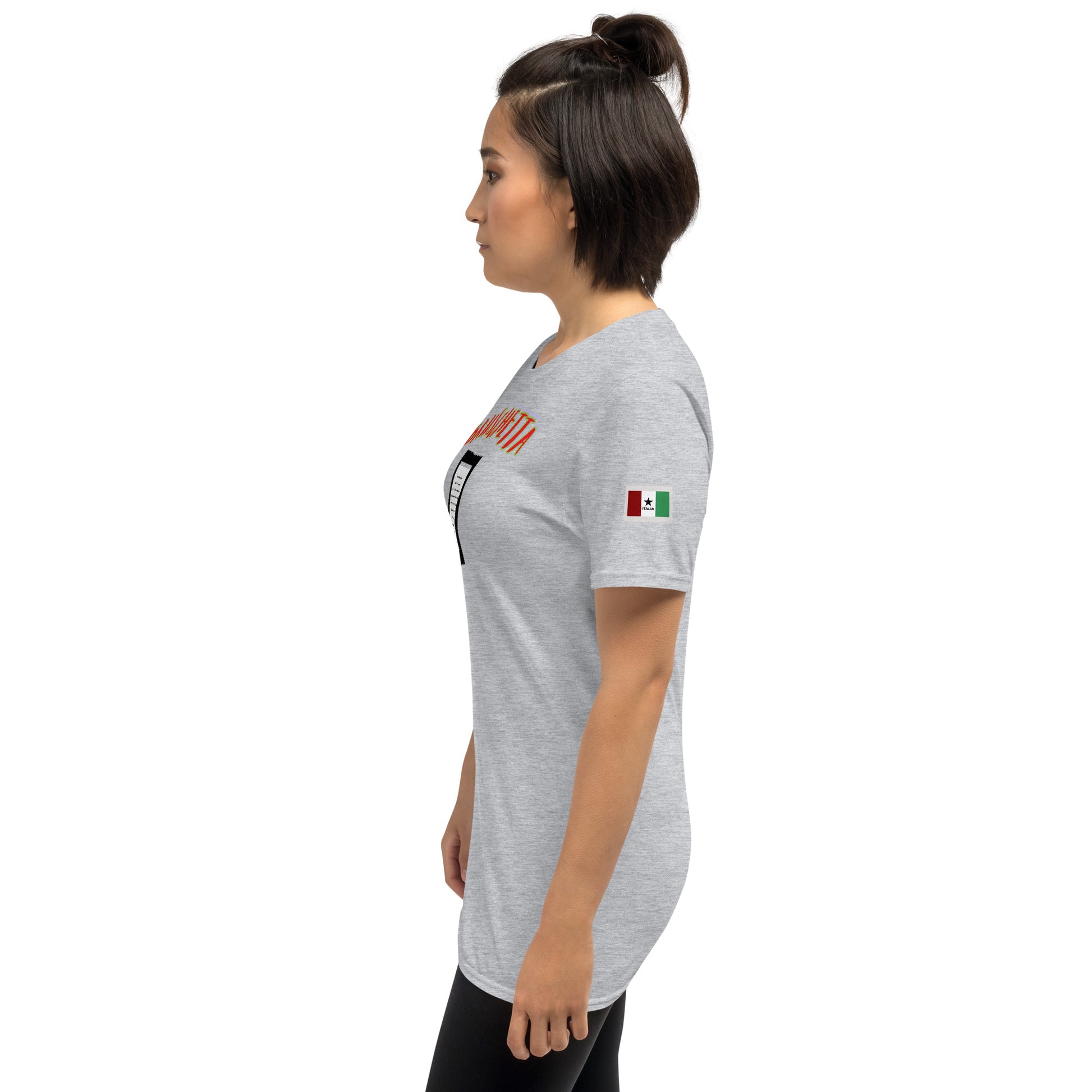Sport Grey T-shirt, Seitenansicht mit buntem Ärmel-Print und Flaggen-Logo rechts