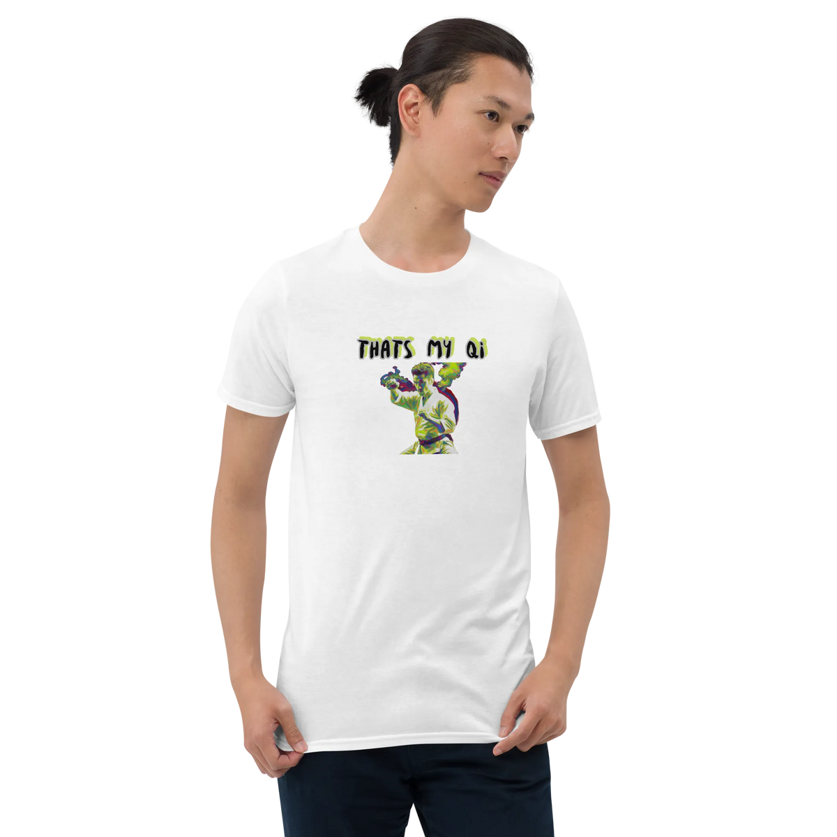 AMIG#1 Unisex T-Shirt in Weiß – Vorderansicht Nahaufnahme