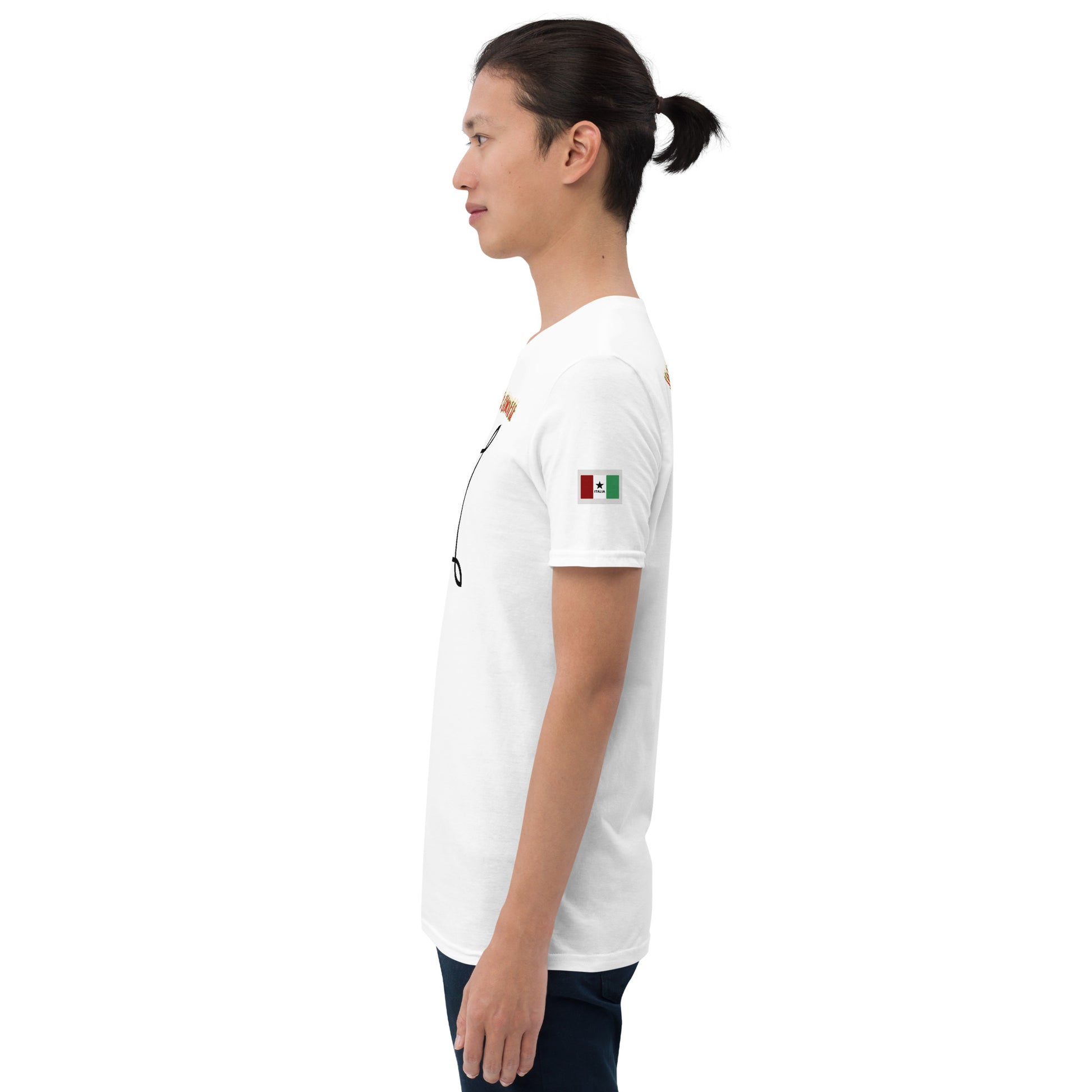 Sand unisex T-Shirt Seitenansicht mit Flaggenpatch am Ärmel und kleinem Grafikdetail