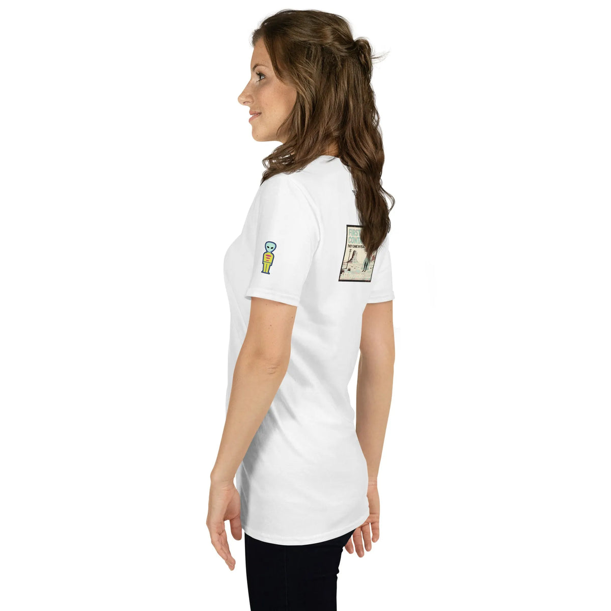 Syfy#1 Unisex T-Shirt in Weiß – Seitenansicht links Detail