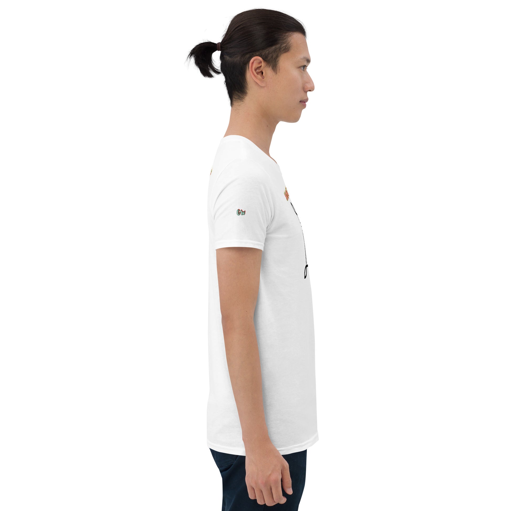 Weißes unisex T-Shirt Seitenprofil mit kleinem Brustdetail und schmalem Druck am Ärmel