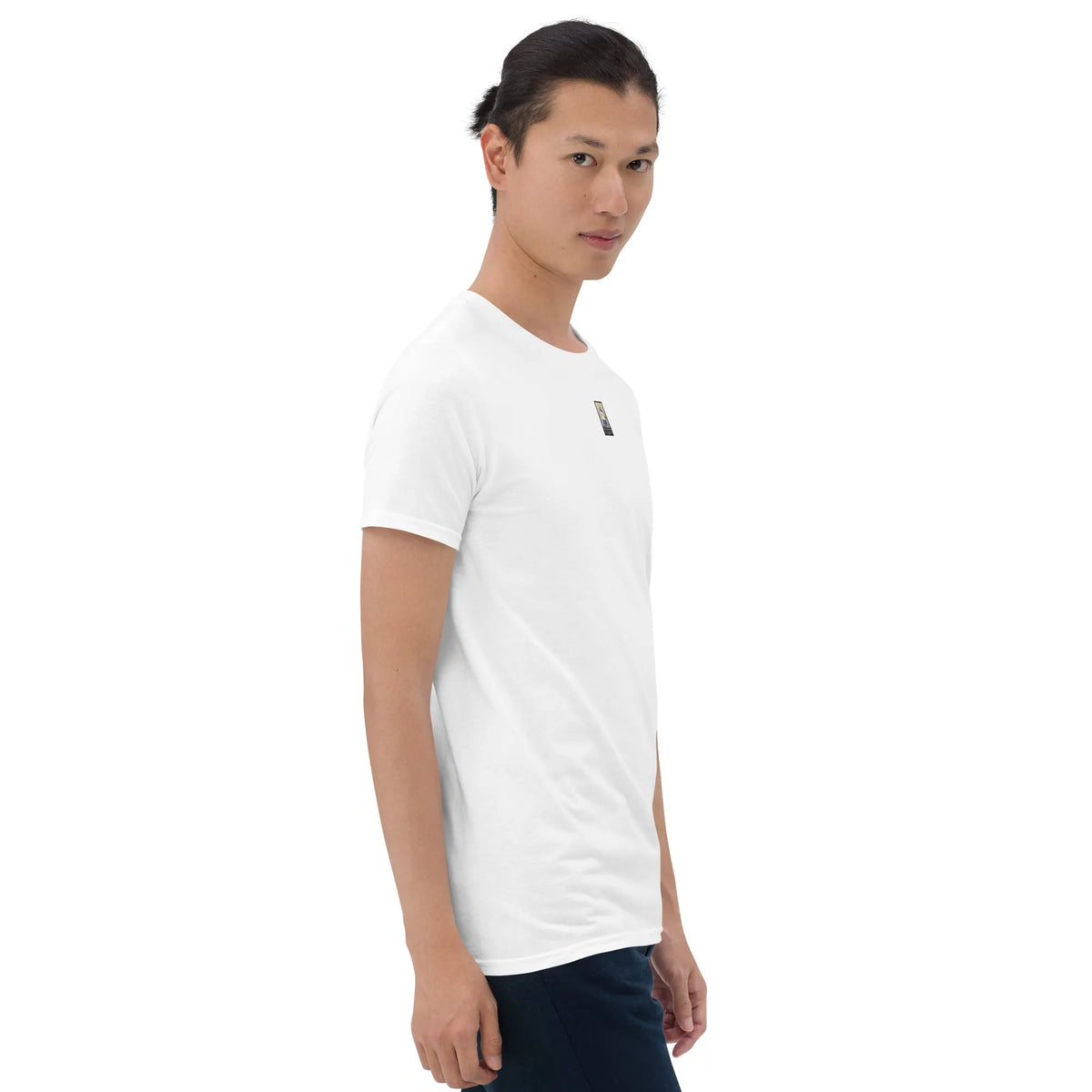 SBB#1 White Edition Unisex T-Shirt in Weiß – Seitenansicht rechts Detail
