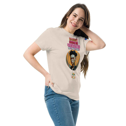 Sand Unisex classic tee, Vorderansicht mit buntem Porträtprint auf Brust