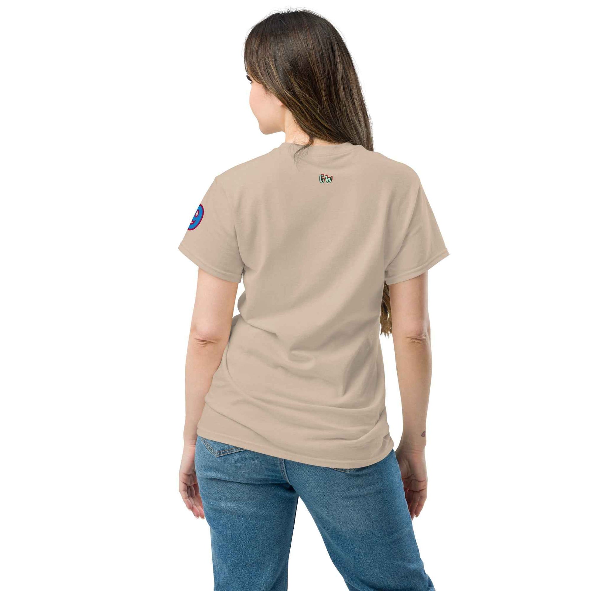 Sand Unisex classic tee, Rückansicht mit kleinem Brust-Logo