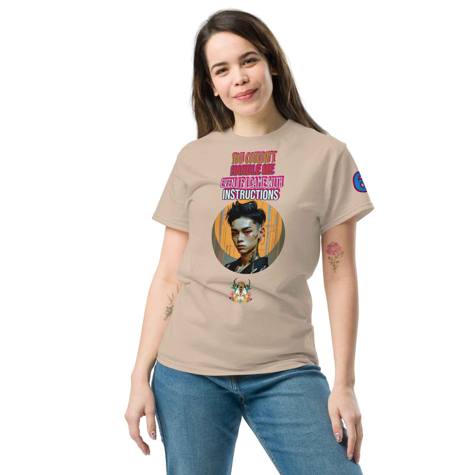 Unisex classic tee in Sand mit großem buntem Porträt-Frontprint und Rundhalsausschnitt