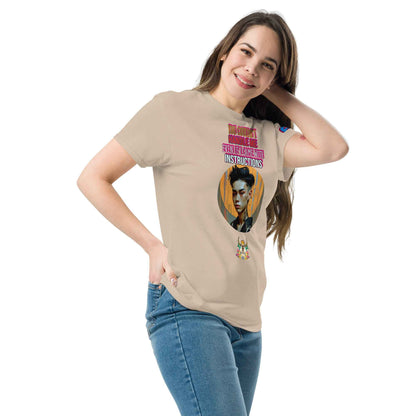 Unisex classic tee in Sand, Vorderansicht mit buntem Frontmotiv auf Brusthöhe