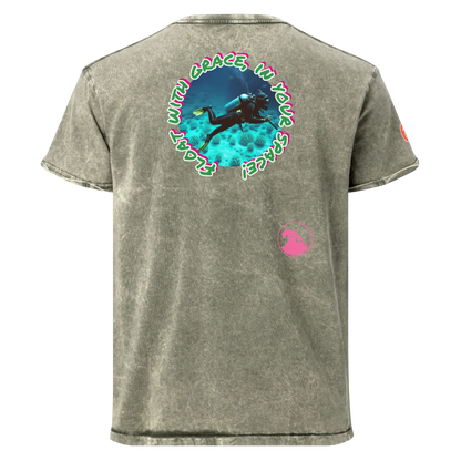 Scuba Denim T-Shirt, dunkel-olivgrünes Shirt mit großem Rückenprint und pinkem Emblem