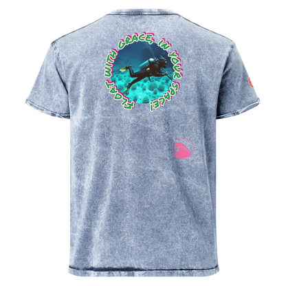 Scuba Denim T-Shirt, denimblaues Shirt mit großem Rückenprint und pinkem Emblem