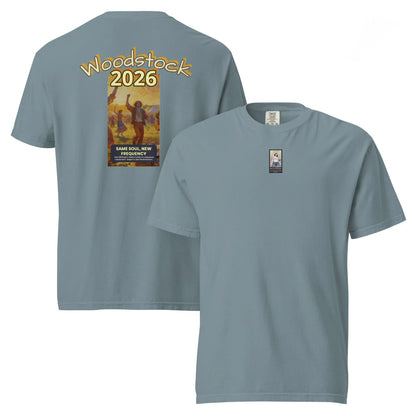 Ice Blue T-Shirt, Vorder- und Rückansicht mit „Woodstock 2026“-Grafik