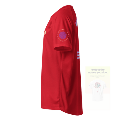 Unisex sports jersey (rot), seitliche Ansicht mit Ärmel-Logo und Rundhalsausschnitt