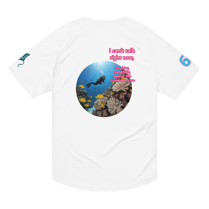 Unisex sports jersey weiß mit rundem Meer-Motiv und rosa Schriftprint