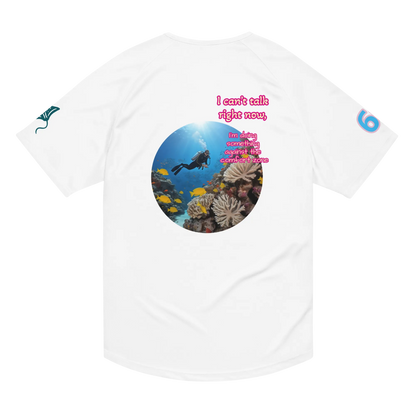 Unisex sports jersey weiß mit rundem Meer-Motiv und rosa Schriftprint