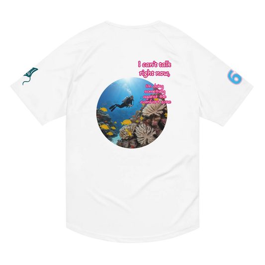 Unisex sports jersey weiß mit rundem Meer-Motiv und rosa Schriftprint